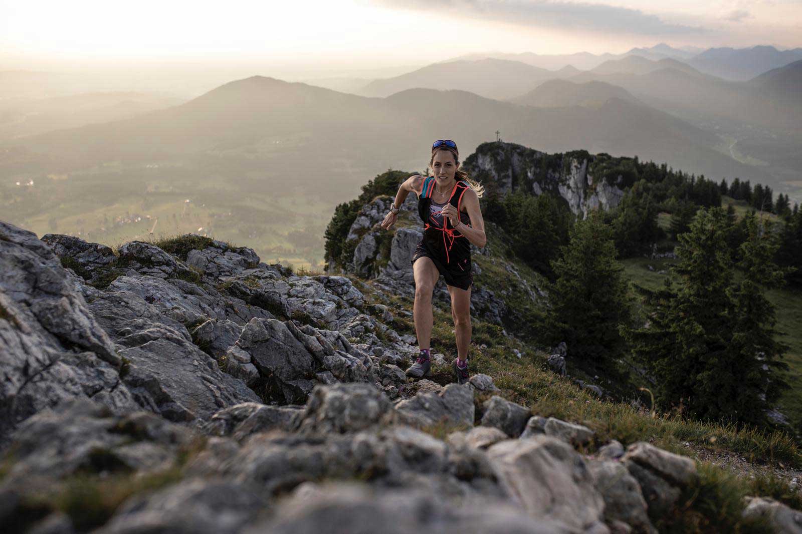 Gela Allmann bei einem Trailrun auf einen Berg